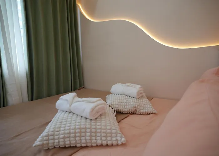 Apartment Cozy 1br Staycation With Pool And Near Moa *